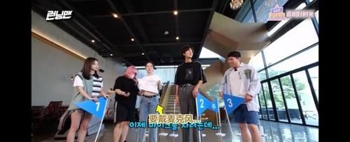  上衣|宋智孝在镜头前撩起上衣戴麦克风 露出肚子上的肉肉被弟弟们议论