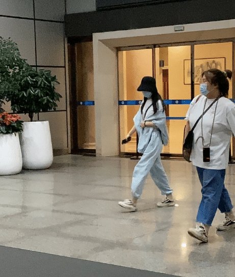 机场|赵丽颖打扮休闲现身机场, 脚上趿拉着鞋手腕上戴着皮筋, 超接地气