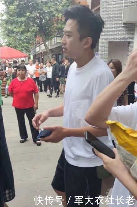 推搡|邓超鹿晗陈赫录综艺,工作人员推搡路人开路,被批扰乱公共秩序