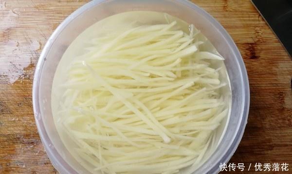 特别|炸土豆丝要掌握三大技巧,薄如丝,酥脆不粘,麻辣酸滑,特别好玩