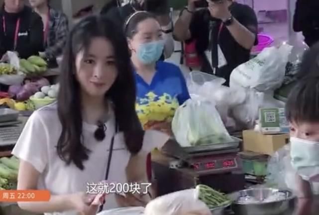  床上|经费紧张？赵丽颖《中餐厅》所住房间小而乱，躺床上直呼不想吃饭