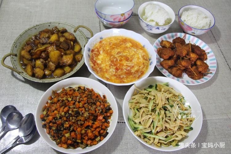  家人|勤快宝爸下厨做晚餐，4菜一汤家人喜爱，网友：吃完就后悔