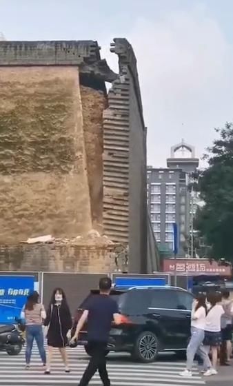  城墙|西安明秦王府城墙坍塌与持续降雨有关，4车受损，4人擦伤已送医