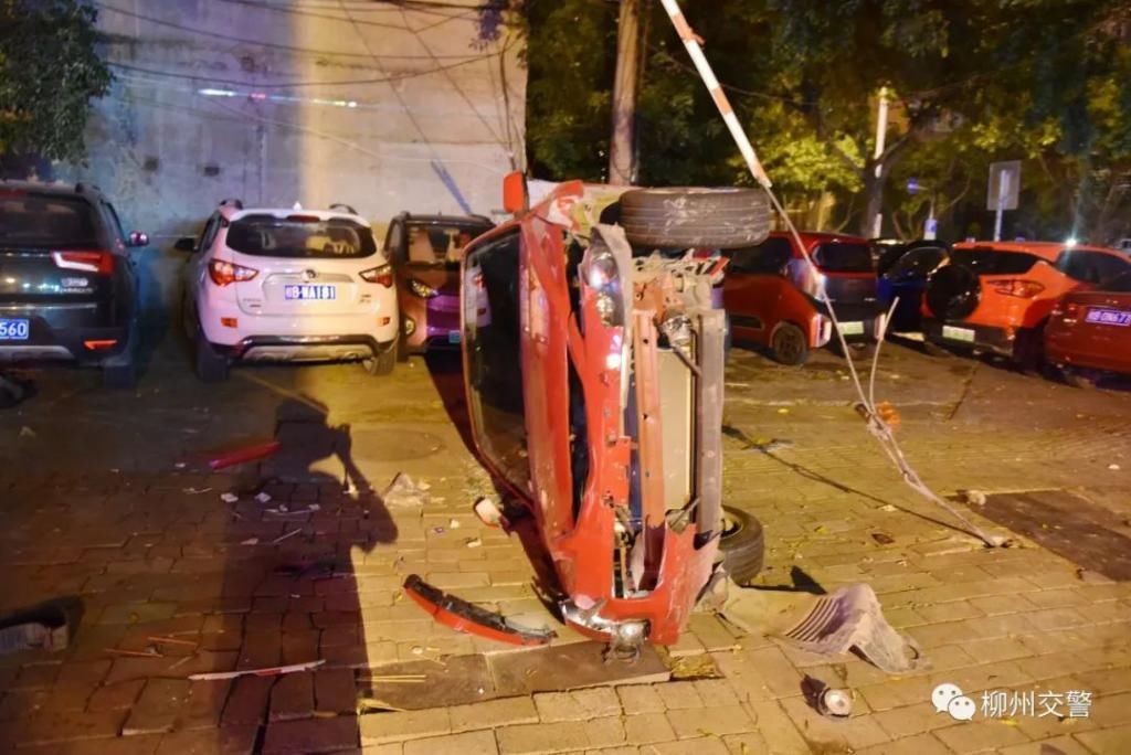  驾驶|轿车顶着电动车猛冲30多米！司机下车惊恐：人去哪了？