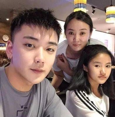 女孩儿|《变形记》史上唯一“没被退货”的女孩儿,今被富太太收养做女儿