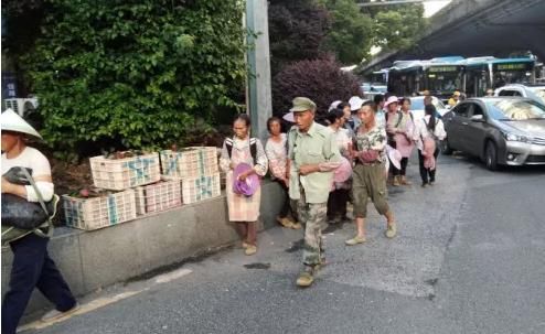  交警|7座面包车挤了25人准备跑长途 司机还没有驾驶资格