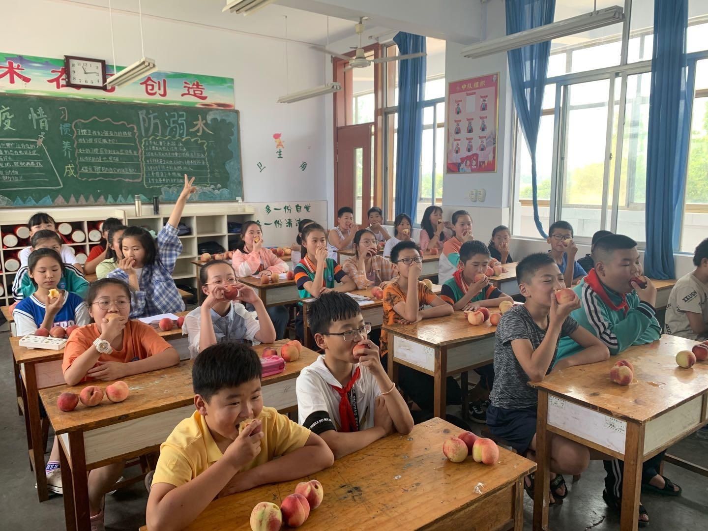  开心|毕业季 吃“爱心”桃真开心