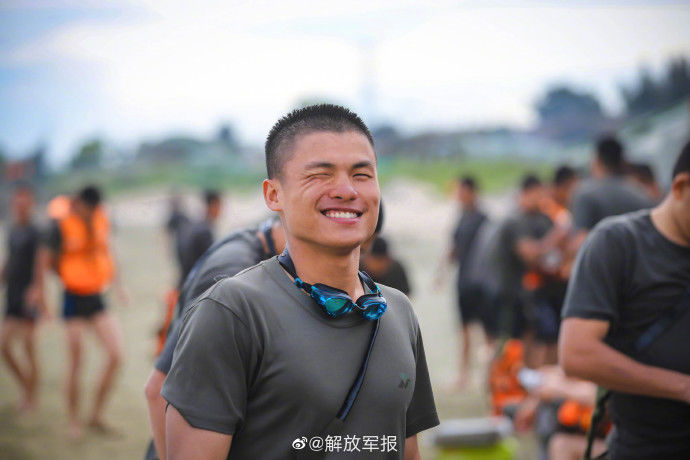 今天是世界微笑日 和中国军人一起传递微笑
