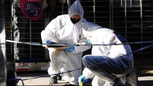  低头|楼层管理员打扫楼梯时被绊倒，低头一看脚下有一具浑身是血的男尸