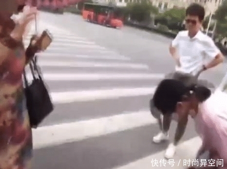  擦碰|17岁女生骑车擦碰轿车被索赔500元，街头无助哭泣，路人帮垫付