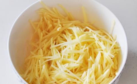 酥脆|土豆不要炒着吃了,2分钟学会新吃法,焦香酥脆,全家大小抢着吃