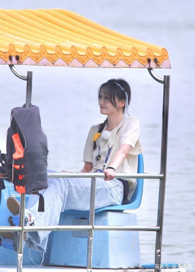  手机|郑爽手机掉湖里了,反应过于真实戳中笑点,与王鹤棣对话引大笑