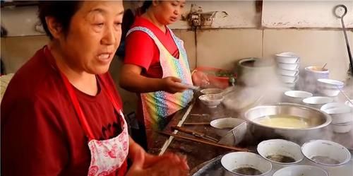 街头|夫妻街头卖“传统”早餐，5元一碗分量足，食客：碗在锅里飘着！