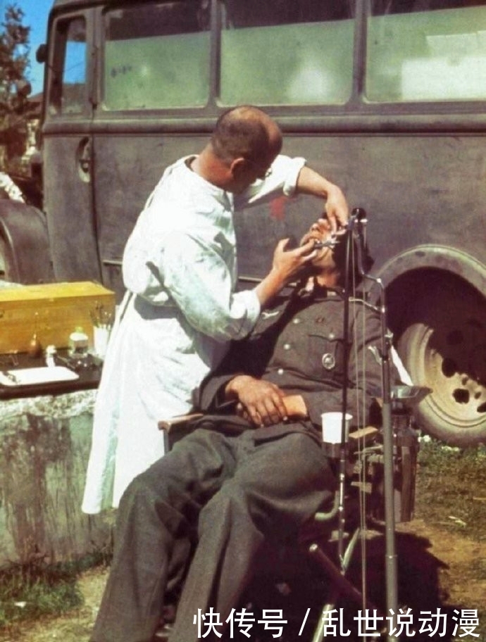 受降仪式|历史上过目难忘瞬间:在故宫签投降书的日军,图8在抗美援朝中用手枪开啤酒