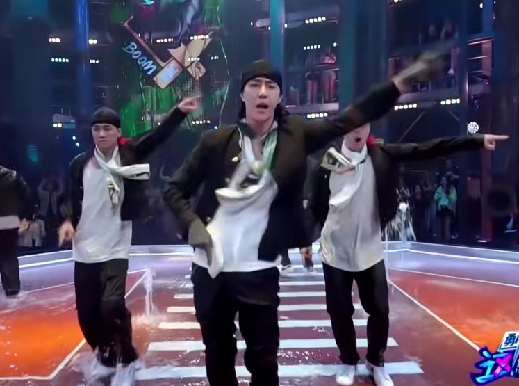  上场|王一博水舞台燃炸了，当镜头特写他的舞蹈动作，确定是带伤上场？