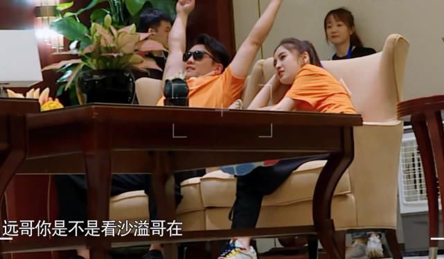  跑男|休息室突然熄灯，有谁注意baby和郑恺的小动作，私下关系一目了然