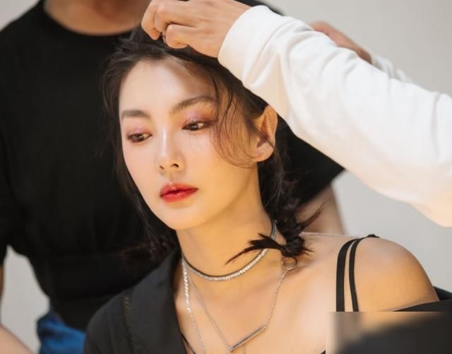  宁静|真的假的？网友曝料《乘风破浪的姐姐》内幕，称组里一片腥风血雨