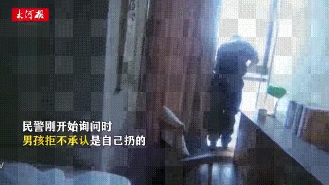  恶作剧|10岁男孩高空抛水袋找乐子，被发现后拒不承认，当妈的却质疑民警