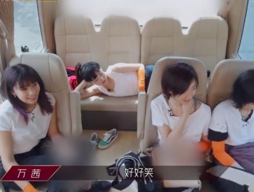  排练|万茜组坐车去排练，三人都是正常坐姿，黄龄的造型一言难尽