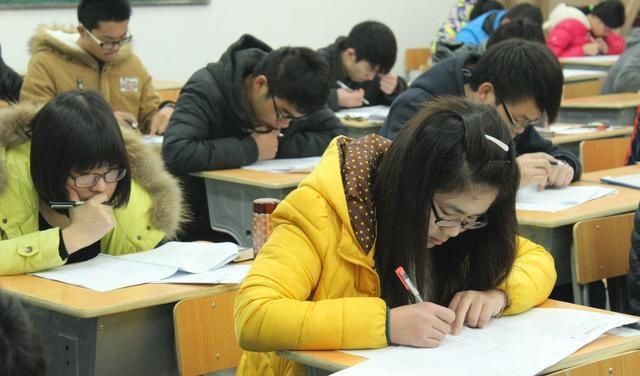 公交司机|贵州公交坠湖,司机是封闭性思维受害者,大学生最该吸取教训