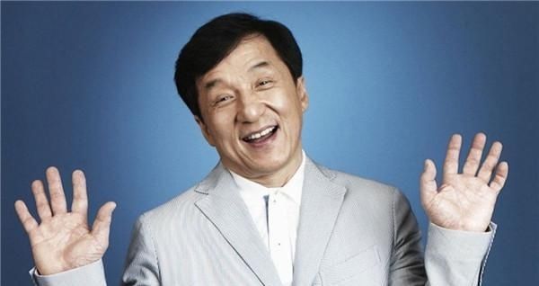  电影|为纪念恩师从21楼跳下，取景中险坠机，成龙“拿命拍”这部电影！