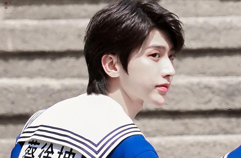  路透|蔡徐坤“海军装”路透，不用精修PS，说只有18岁都不算过分