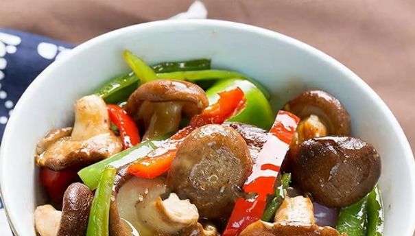  黑椒|精选美食：鸡丝焖面，糖醋排骨，素蚝油香菇，黑椒牛肉片的做法