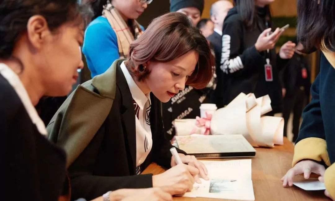  节目|董卿主持曾三次下跪，前两次圈粉无数，最后一次却成为污点！