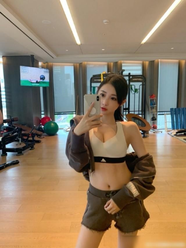  空姐|40岁的潘玮柏正式宣布与27岁的空姐结婚！娇妻南京人，多次传绯闻