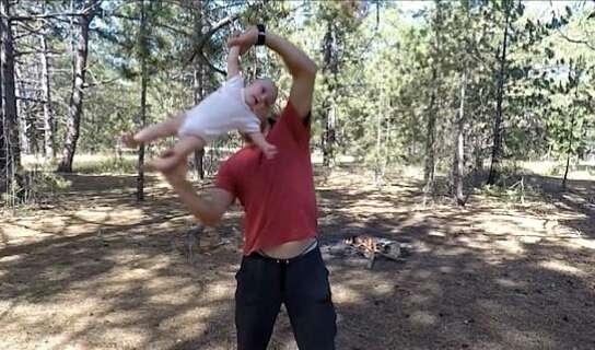 手脚|男子抓着4个月大的亲生女儿的手脚在空中甩，不顾婴儿尖叫