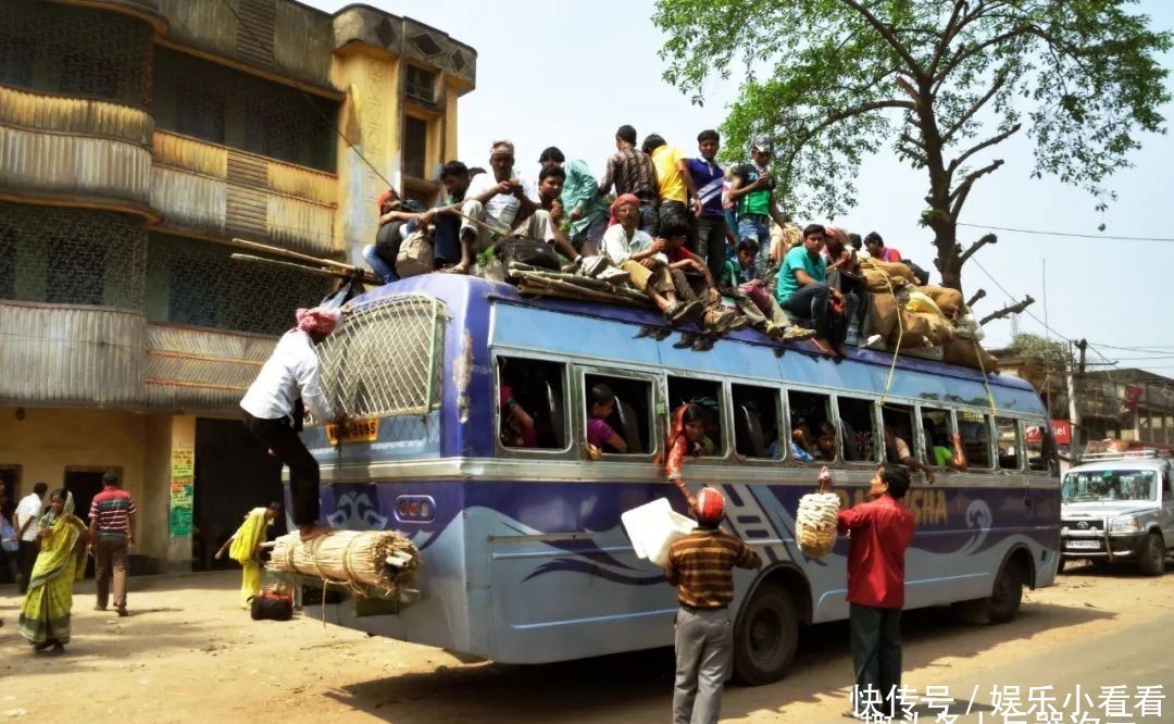 车顶|印度军车翻了!大批士兵被洪水冲走,新德里拒绝公开伤亡情况