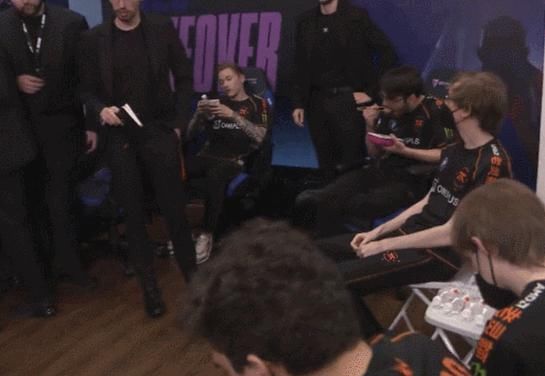  比赛|Bwipo比赛时和比赛后的表情对比太真实了，还是个左撇子！