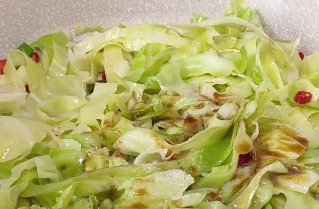 包菜|酸辣款包菜炒粉丝的好吃做法,脆嫩鲜香,弹软美味,家人特爱吃