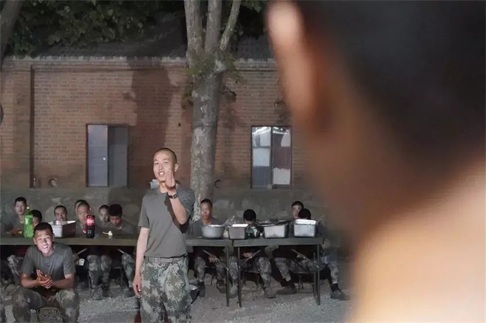 羡慕|解放军野外驻训伙食怎么样?小龙虾、烤全羊随便造!能羡慕死印军