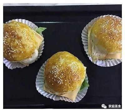 沙拉|芝士沙拉香肠蛋汉堡，自己动手做的汉堡包，吃起来特别香