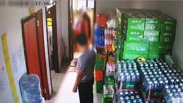  工作人员|大妈“顺走”商品被超市调查时坠楼摔伤，向超市索赔17万你咋看