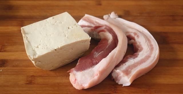 吃法|五花肉别红烧了,加1块豆腐,教你解馋新吃法,孩子一口一个