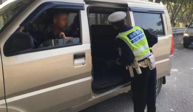 委屈|搭7个女同事被查车，面对指责，车主委屈巴巴：你舍得丢下一个？