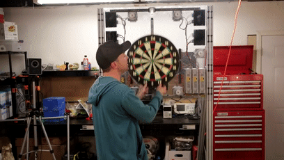  开挂|兄弟开挂吗？球杆装火箭、靶心自己找飞镖，想输都难