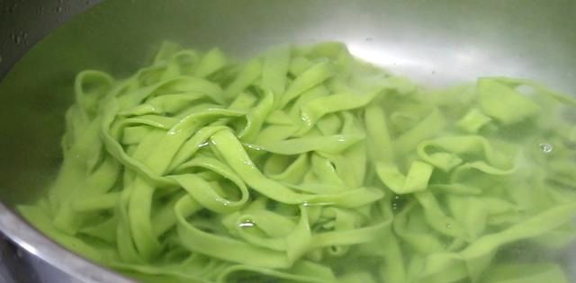  筋道|三伏天，做一锅菠菜鸡蛋凉面，口感筋道，清爽不油腻，一碗不够吃