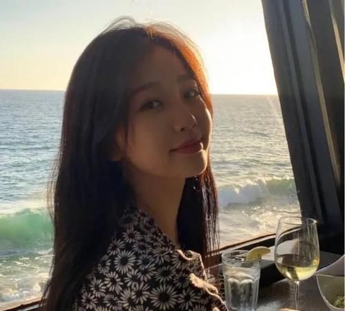  作精|拉蔡徐坤炒CP，业务差还频上热搜，小作精虞书欣口碑崩盘？