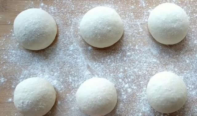  烤箱|一碗面粉，一杯牛奶，做“奶香白饼”，不用烤箱就能做