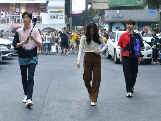  该节目|陈立农娜比新综艺路透，生图颜值依然能打，但这腿是我羡慕不来的