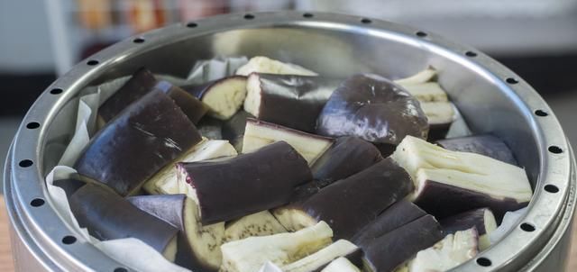  不坏|8块钱买5斤茄子，放罐子里，保存一年都不坏，一小碟能吃2碗饭