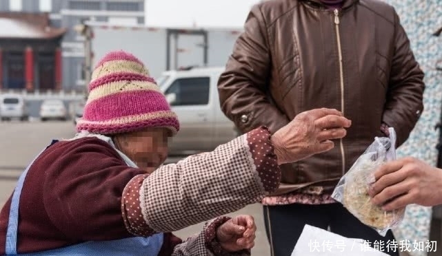 时说|90岁老人街边卖小吃,结账时说的话让人感到“心寒”