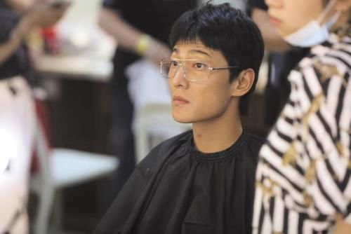  节目|杨洋特效妆助攻捉迷藏 《元气满满的哥哥》暖心长寿面送队友