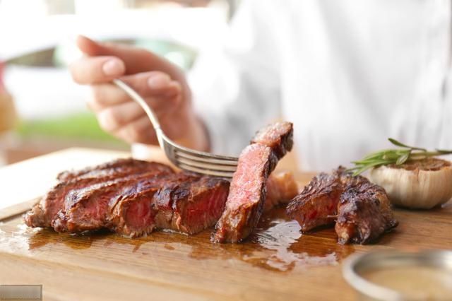 吃牛排|吃西餐的时候,服务员问牛排要几分熟,千万别答8分熟,不要乱答