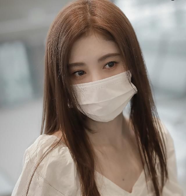 痕迹|鞠婧祎直播回应整容，当场洗脸无奈太用力，刀割痕迹不要太明显