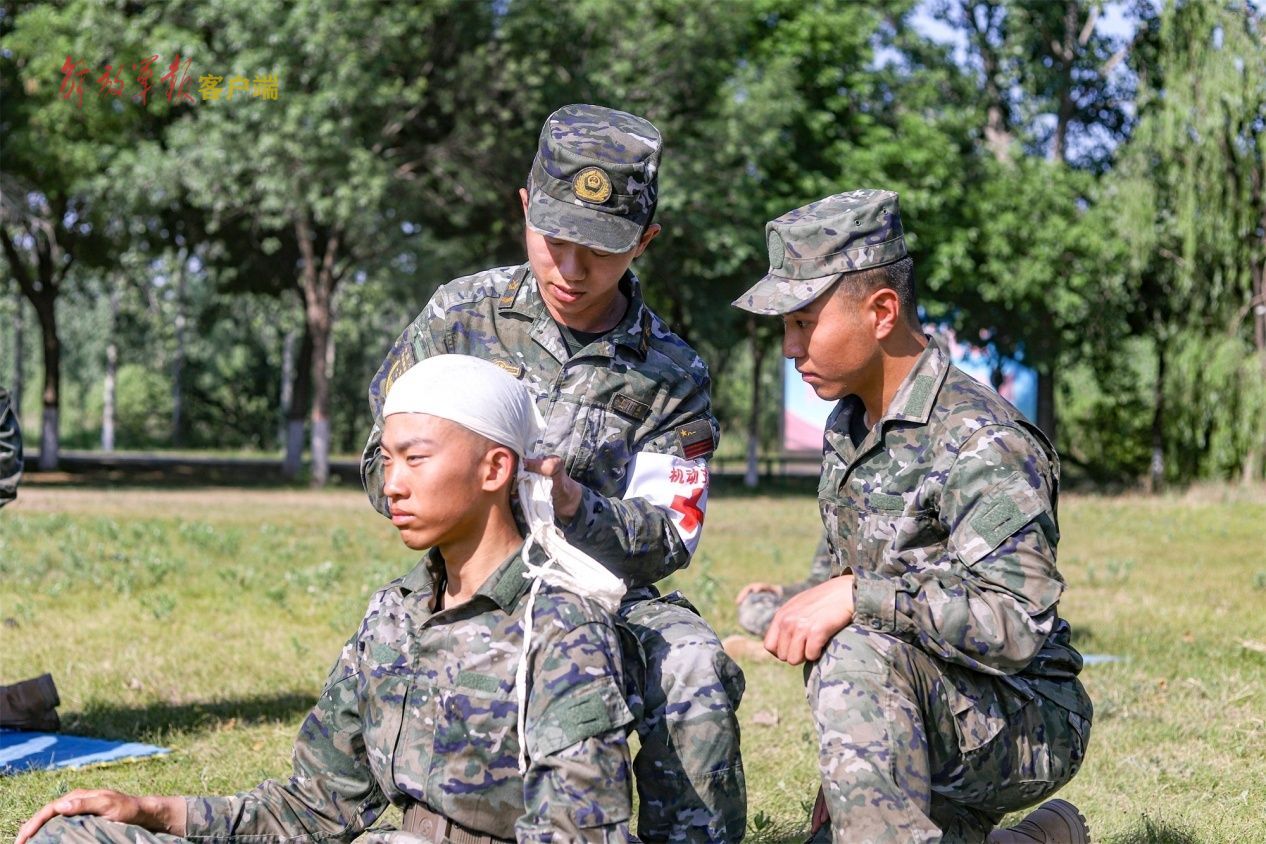 武警天津总队组织新兵开展自救互救训练