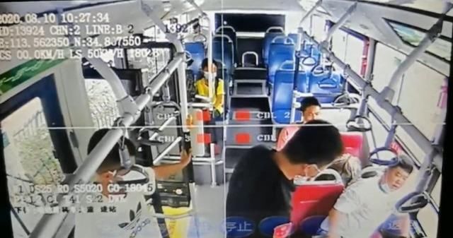 栽倒|小伙为拍婚纱照节食减肥，结果体力不支一头栽倒在公交车上